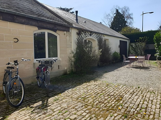 La-Maison-de-Nacre-courette-avec-velos