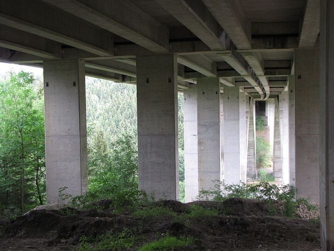 Das Viadukt der Autobahn E25