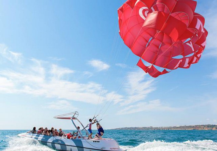 Paracaídas ascensional en la bahía de Albufeira