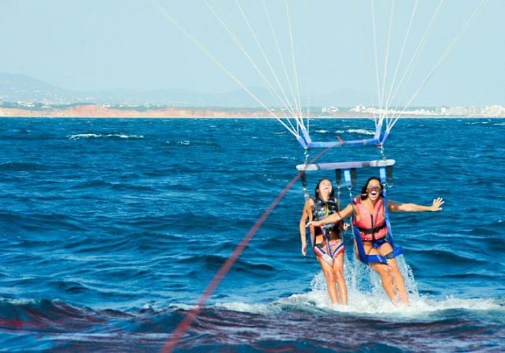 Paracaídas ascensional en la bahía de Albufeira