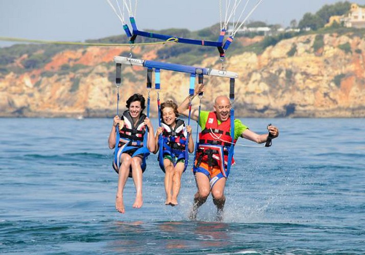 Paracaídas ascensional en la bahía de Albufeira