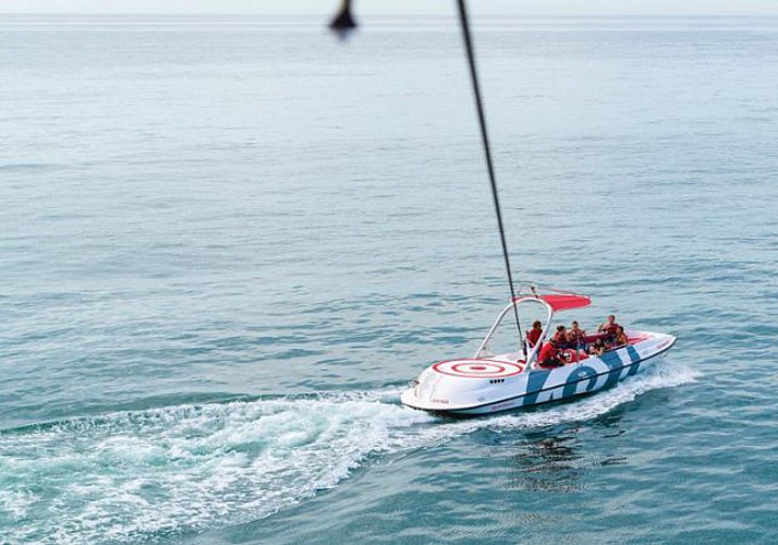 Paracaídas ascensional en la bahía de Albufeira