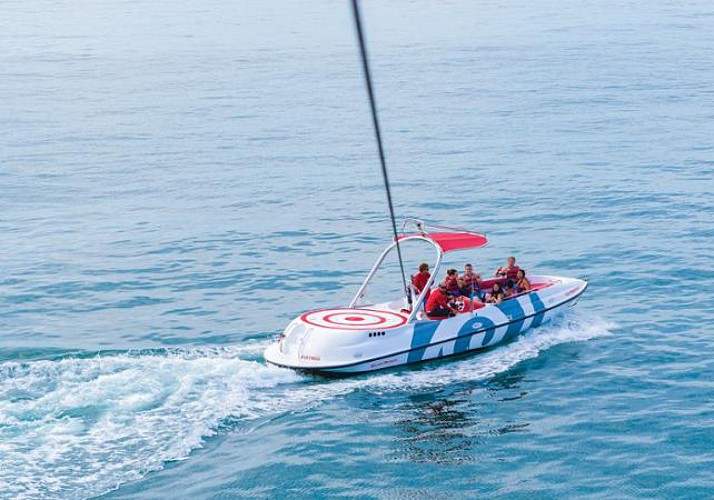 Paracaídas ascensional en la bahía de Albufeira