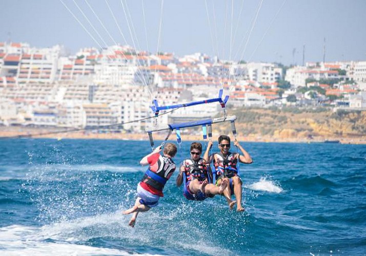 Parasailing nella baia di Albufeira