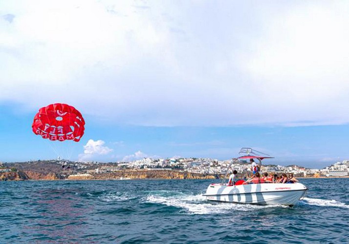Parasailing nella baia di Albufeira
