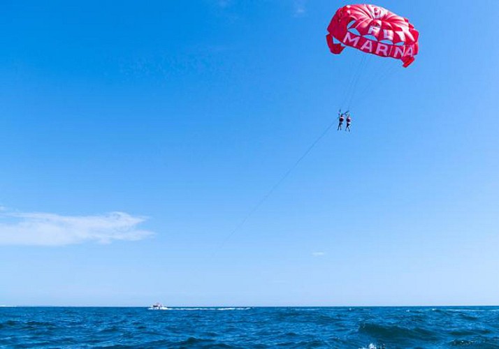 Parasailing nella baia di Albufeira