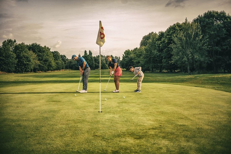 Initiation et cours de golf à l'Anjou golf de Champigné