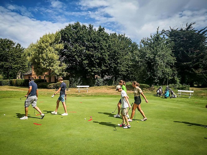 Initiation et cours de golf à l'Anjou golf de Champigné