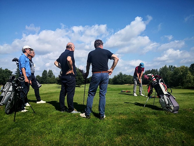 Initiation et cours de golf à l'Anjou golf de Champigné