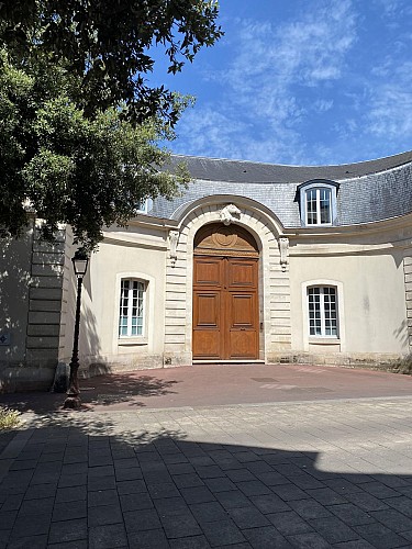 Façades des anciens chenils et écuries du château de Bercy