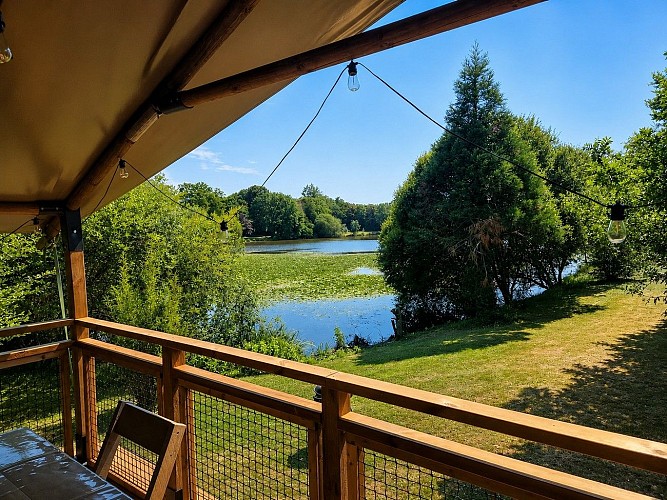 bressuire-o-lit-do-tente-safari-lodge-vue-sur-letang