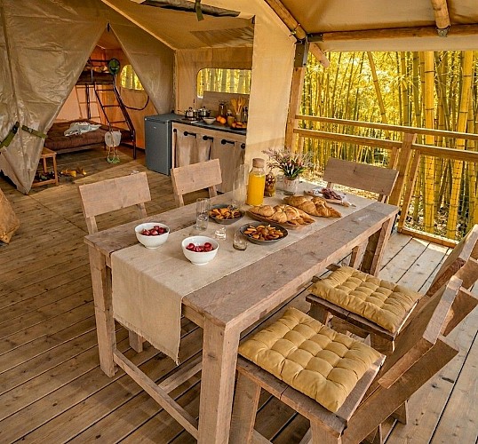 bressuire-o-lit-do-tente-safari-lodge-vue-intérieur