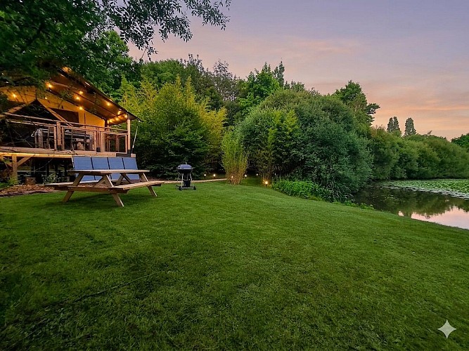 bressuire-o-lit-do-tente-safari-lodge-vue-de-face