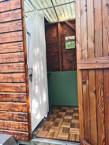 bressuire-o-lit-do-tente-safari-lodge-douche