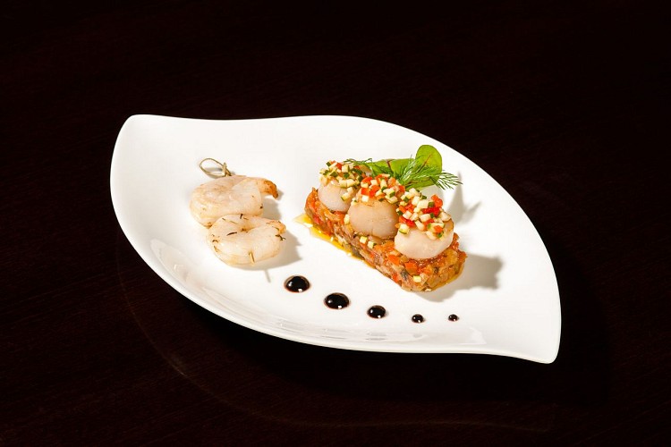 Noix de st jacques roties, tartare de légumes et stick de gambas