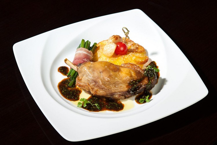 Cuisse de canard maigre confite, jus corsé aux herbes et ail confite