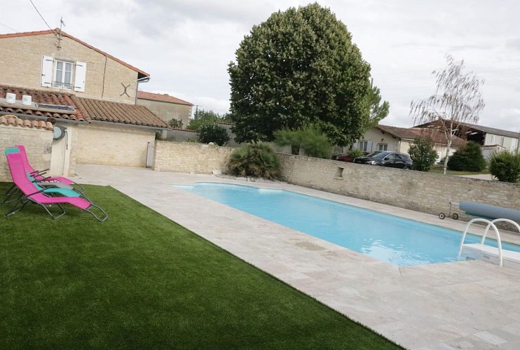 La piscine du gîte La Marquise