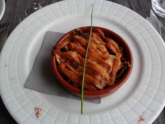 Maupertus sur Mer_R La Maison Rouge_Crumble d'Artichaut et Poivrons, Pommes Fruits et Camembert©CDT Manche_O.Marlier