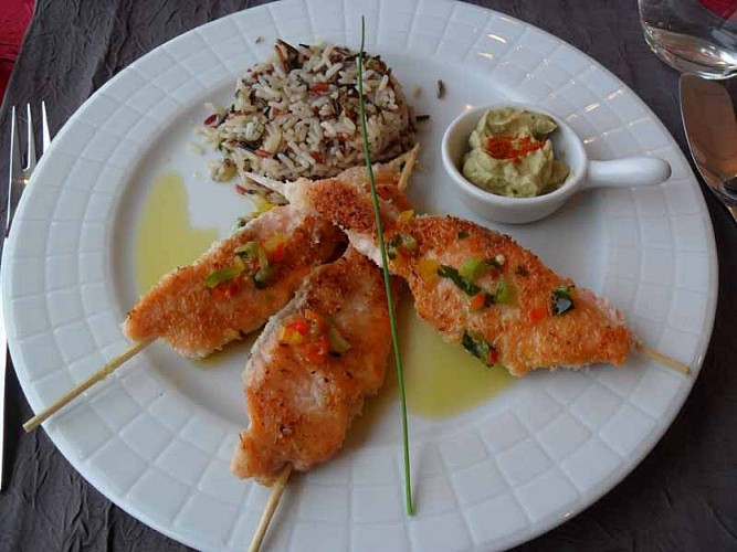 Maupertus sur Mer_R La Maison Rouge_Goujonnettes de Saumon Frites à la Coco, Huile Vierge, Guacamole et Riz Parfumé©CDT Manche_O.Marlier