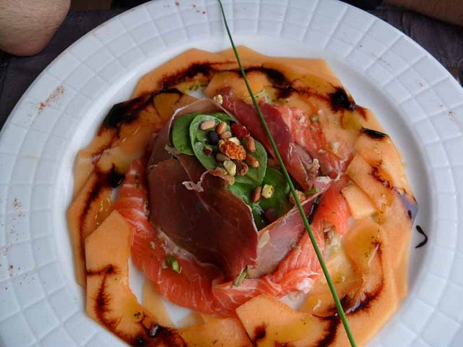 Maupertus sur Mer_R La Maison Rouge_Carpaccio de Saumon Cru et Melon, Jambon Fumé de Lessay, Pousses d'Épinards©CDT Manche_O.Marlier