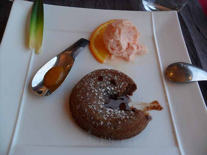 Maupertus sur Mer_R La Maison Rouge_Moelleux au chocolat à la Marmelade d'Orange au Safran du Gers, Sorbet Pamplemousse©CDT Manche_O.Marlier