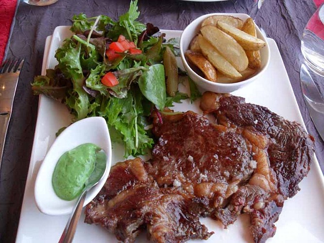 Maupertus sur Mer_R La Maison Rouge_Entrecôte poêlée à la Fleur de Sel au Piment d'Espelette et Moutarde d'Estragon, Potatoes de M. Morin©CDT Manche_O.Marlier