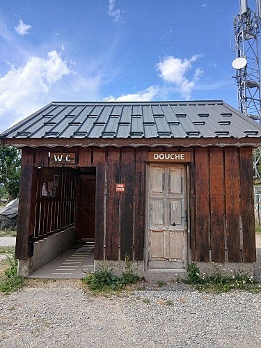 Toilettes publiques - La Morte - Aire camping