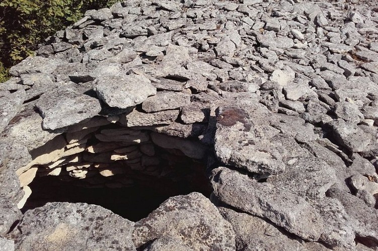 Abri en ruines dans un clapàs