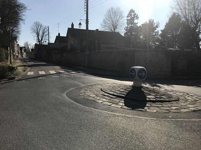 Au rond point prendre à gauche rue Murger
