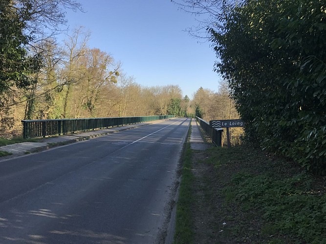Après le pont à droite direction camping et l'arrivée