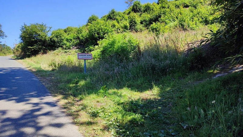 À droite au niveau du panneau de commune