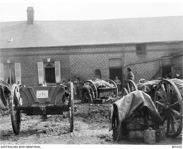 Affût d'artillerie dans une cour de ferme de Bonnay. Avril 1918.
