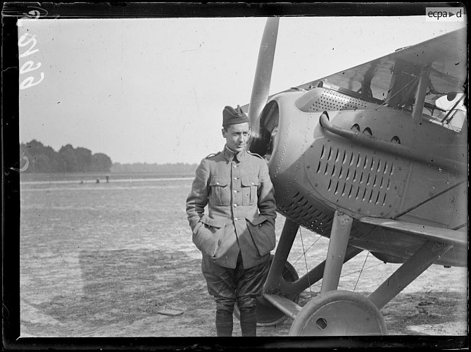 Georges Guynemer devant son avion à Cachy
