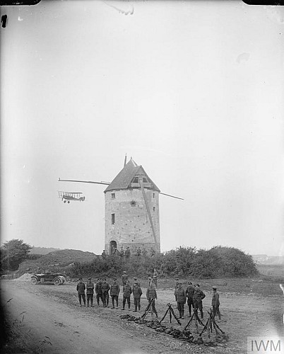 Biplan de la Royal Air Force survolant le moulin de Franvillers. 25 août 1916