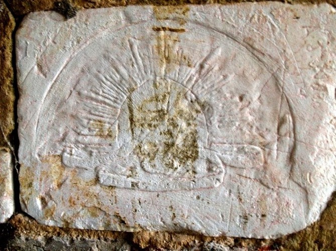 "Rising Sun" gravé sur le mur d'une maison de Bresle.