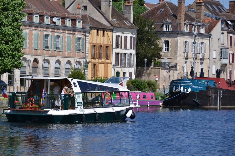 Bateau au centre d''Auxerre