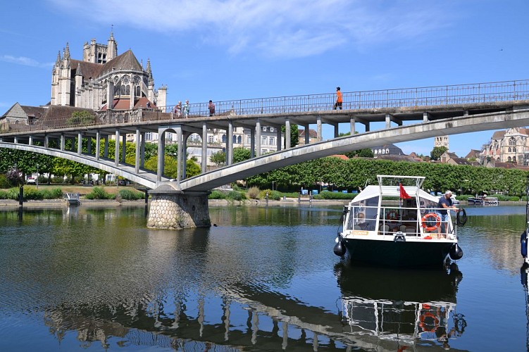 Bateau au port d'Auxerre