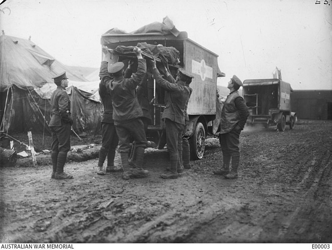 Soldat australien blessé déchargé d'une ambulance à Heilly, décembre 1916.