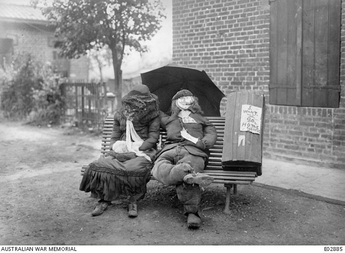 Mannequin d'un homme et d'une femme à la gare d'Heilly, juillet 1918.