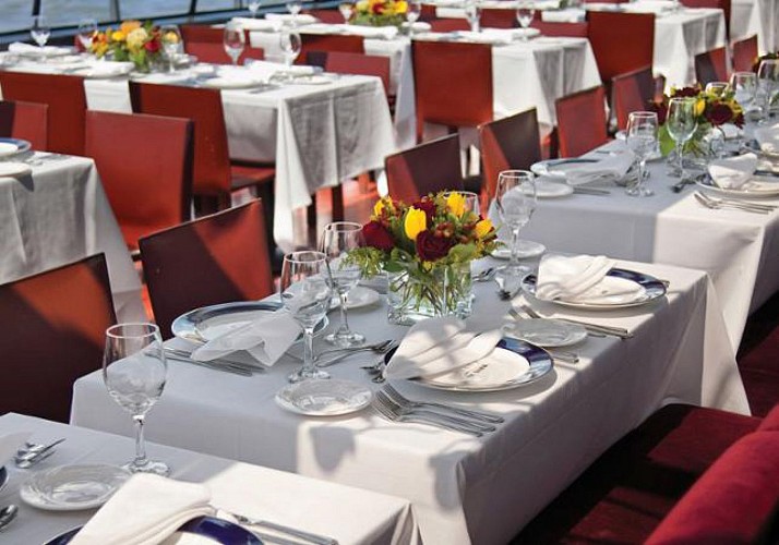 Lunch cruise in New York – In a glass panel boat