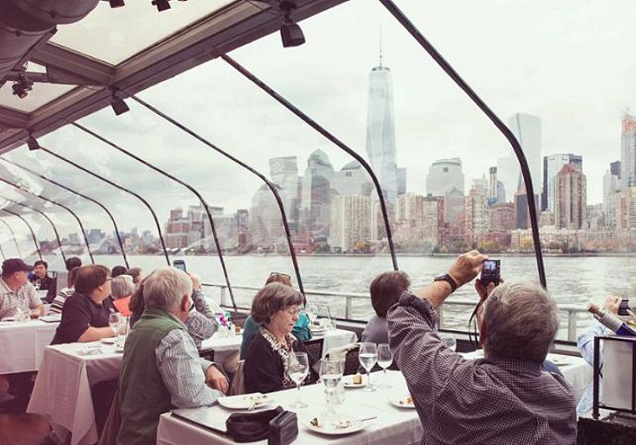 Almuerzo en crucero por New York – En barco con ventanas de vidrio