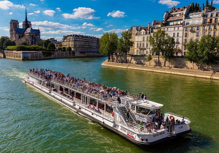 Seine River Cruise – With half a bottle of Champagne