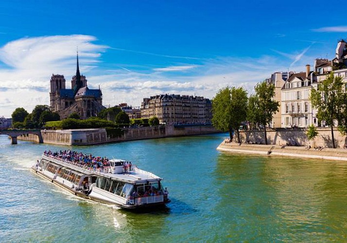 Seine River Cruise – With half a bottle of Champagne