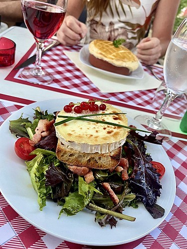 CHÈVRE CHAUD, SALADE &amp; LARDONS 