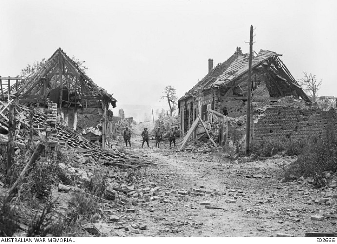 Australiens cherchant des blessés dans les ruines de Le Hamel.