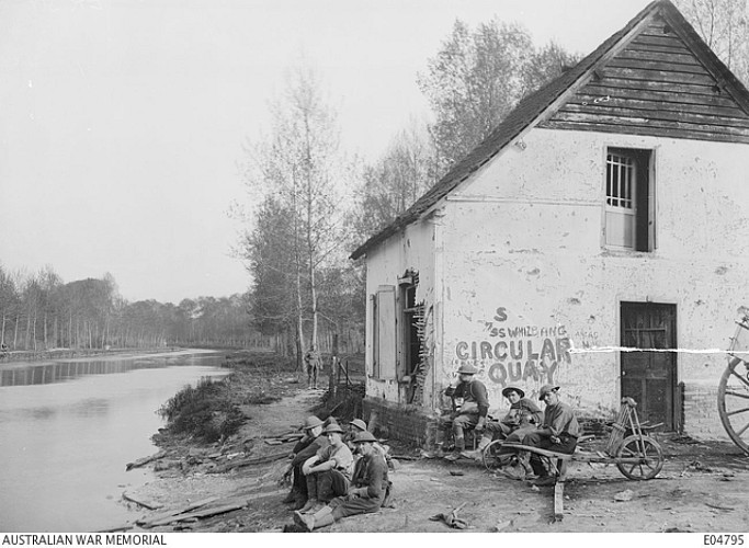 Quai du bac permettant de traverser la Somme à Vaire-sous-Corbie. Mai 1918.