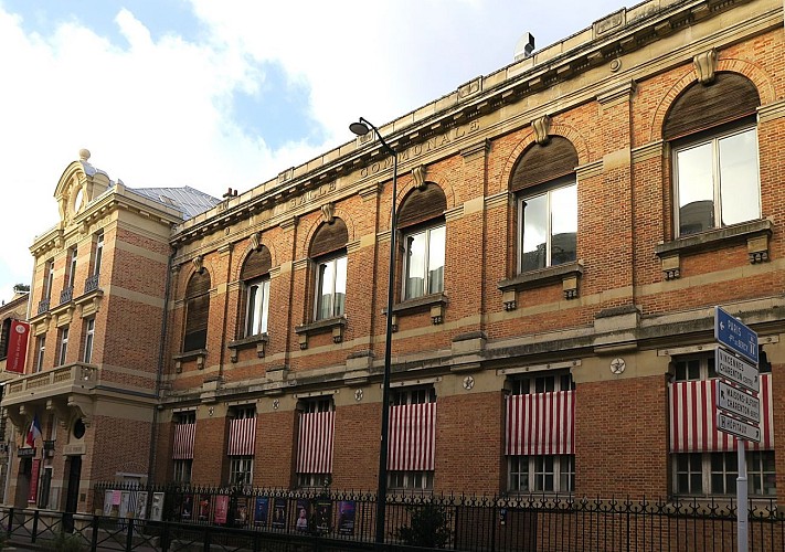 L'école du centre et le théâtre