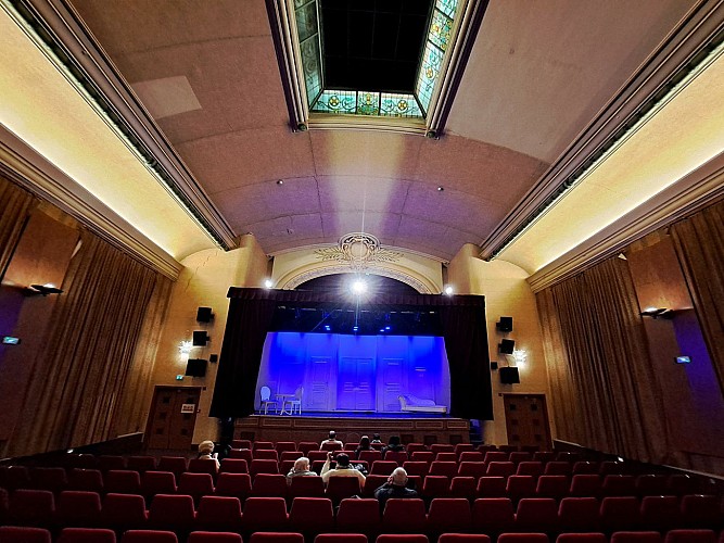 L'école du centre et le théâtre