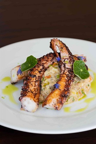 POULPE GRILLÉ, CAVIAR D’AUBERGINE, CORIANDRE