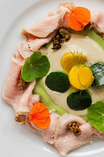 VITELLO TONNATO, CRÈME DE COURGETTE, CURRY VERT